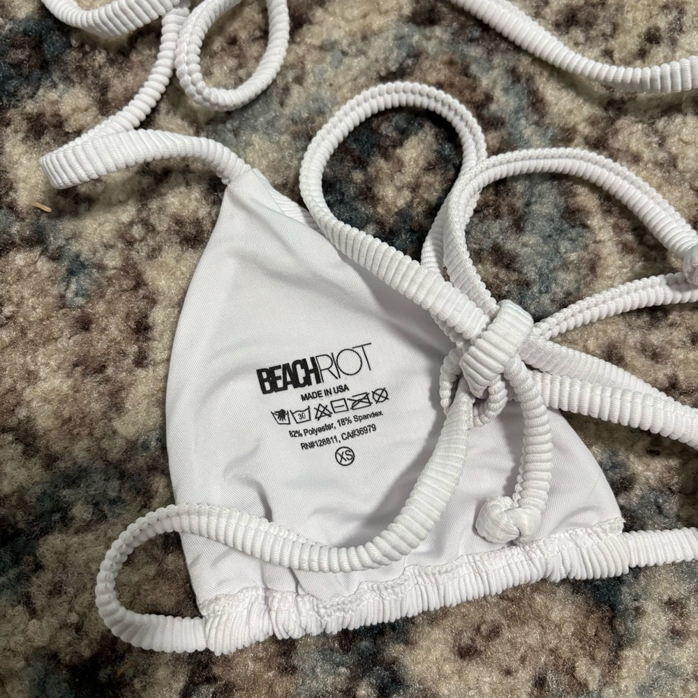 NEW Beach Riot Core Collection
Winona Ribbed White Triangle Bikini Top Size XS - Picture 7 of 7